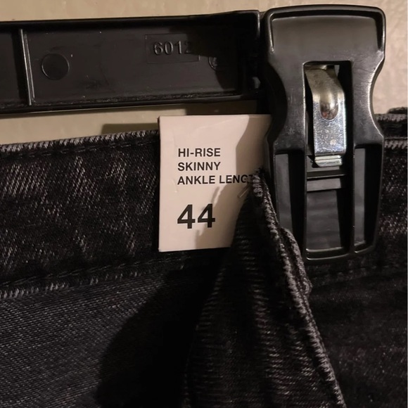 Vintage Hi-Rise Skinny Jeans - Picture 7 of 7